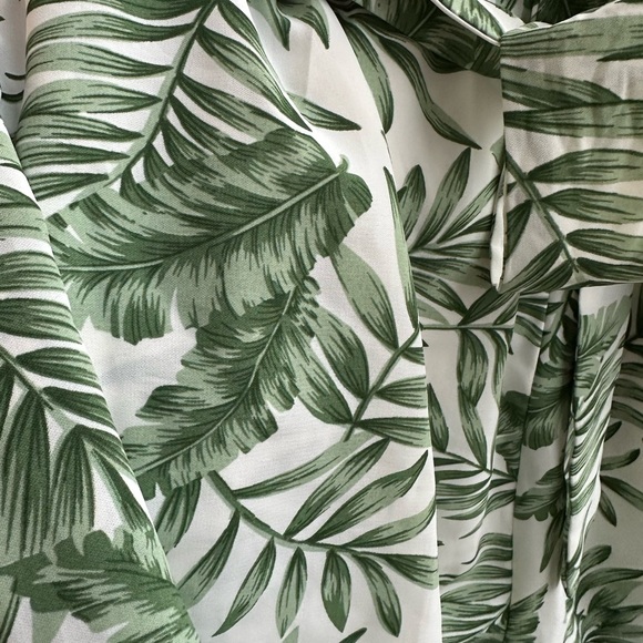 Lulu's High Waist Green and White Tropical Shorts resort wear vacation Size M - Picture 7 of 8